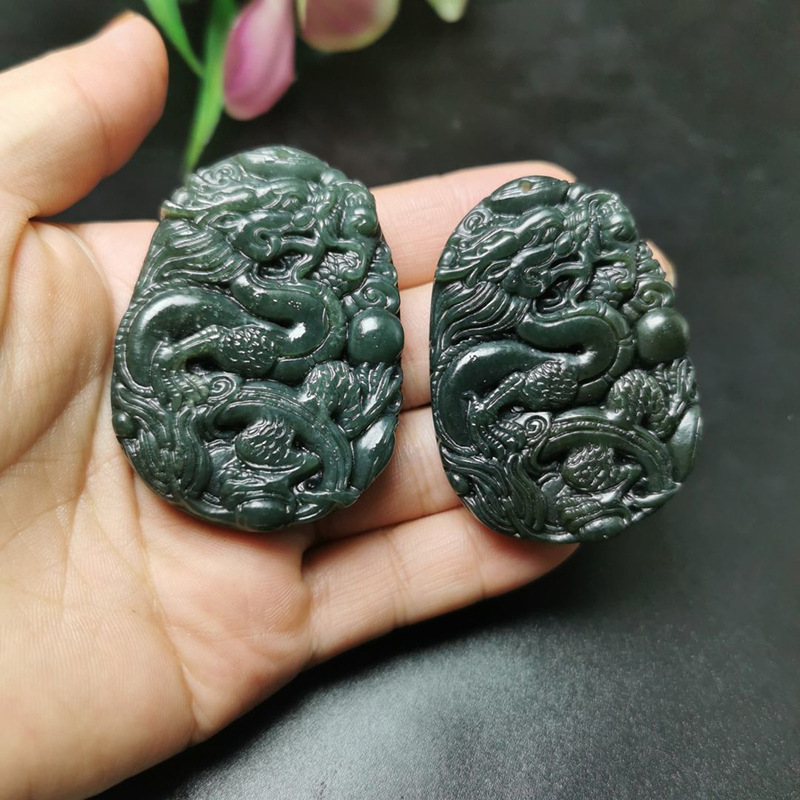 直播供应新疆和田玉吊坠青墨玉十二生肖龙玉牌青玉龙牌吊坠玉器