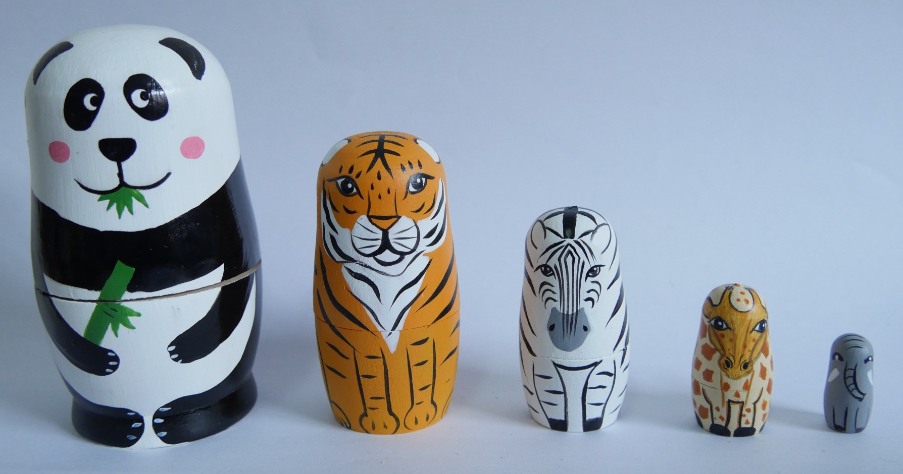 厂家批发木制工艺品俄罗斯套娃动物卡通五层套娃手工绘制儿童玩具