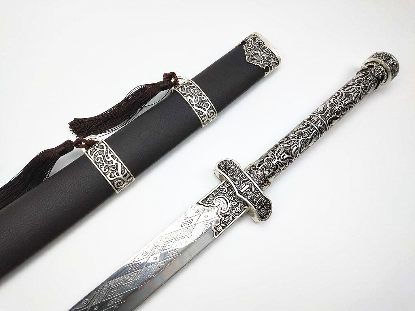 4斤 剑身材质:不锈钢 未开刃 剑鞘