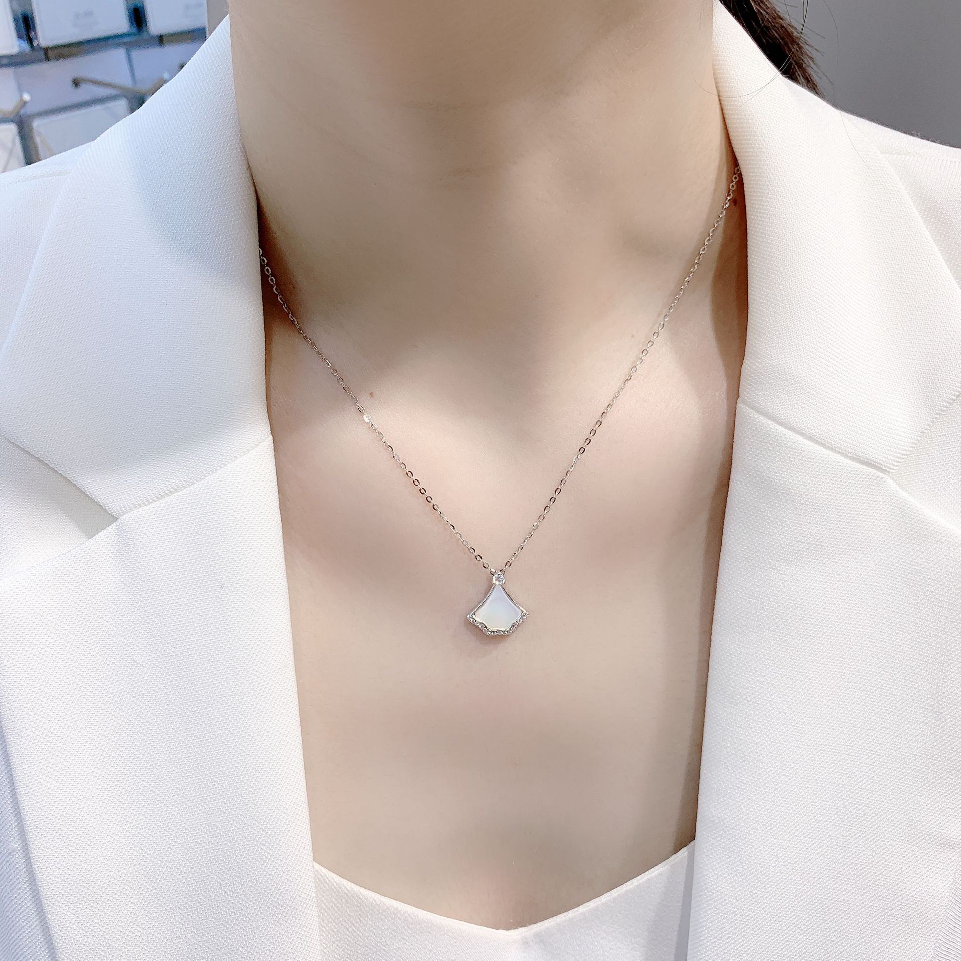 s925纯银小裙子项链女韩国小众扇形白贝母吊坠简约一贝子锁骨链潮