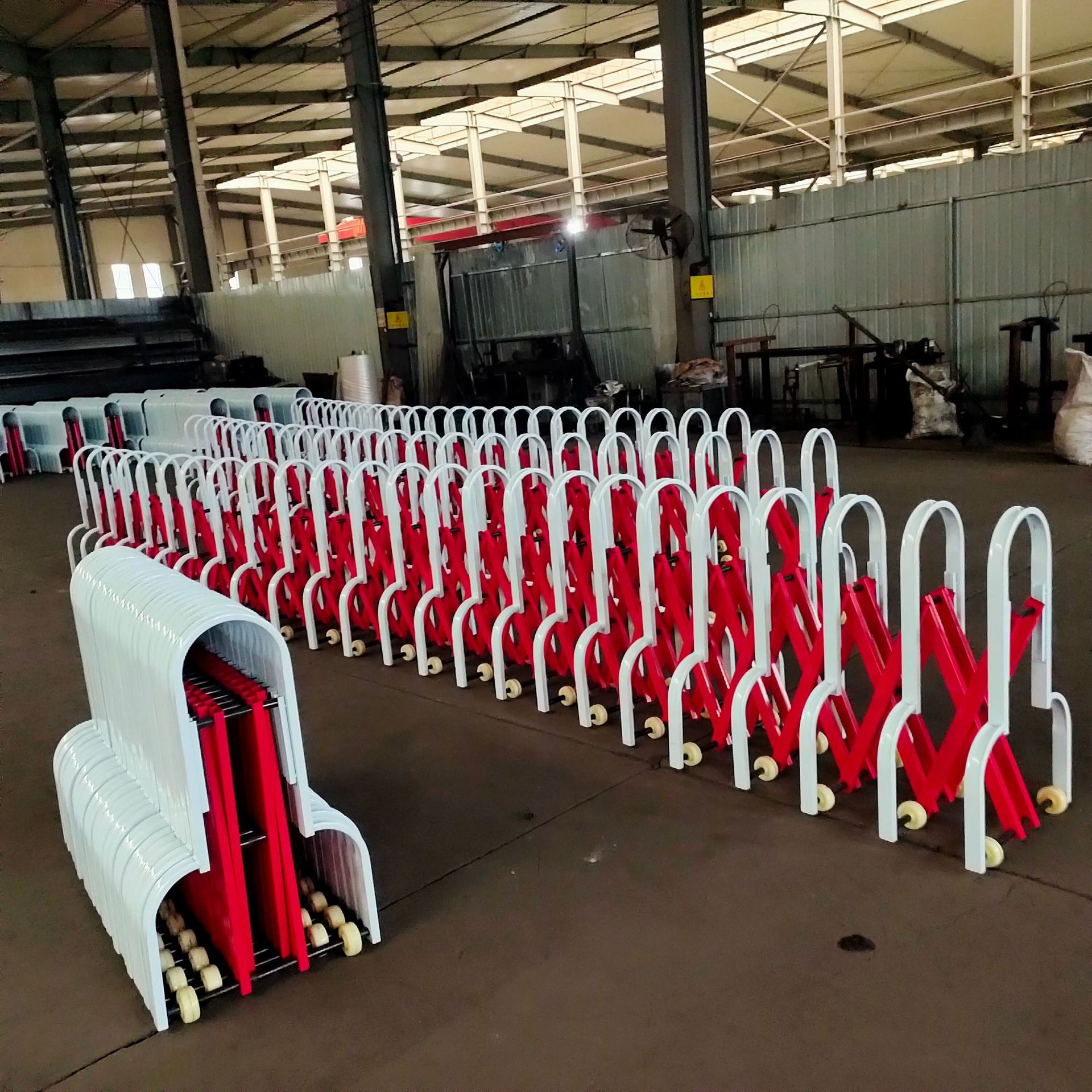 伸缩活动护栏道路临时护栏隔离栏推拉活动护栏高速收费站伸缩护栏