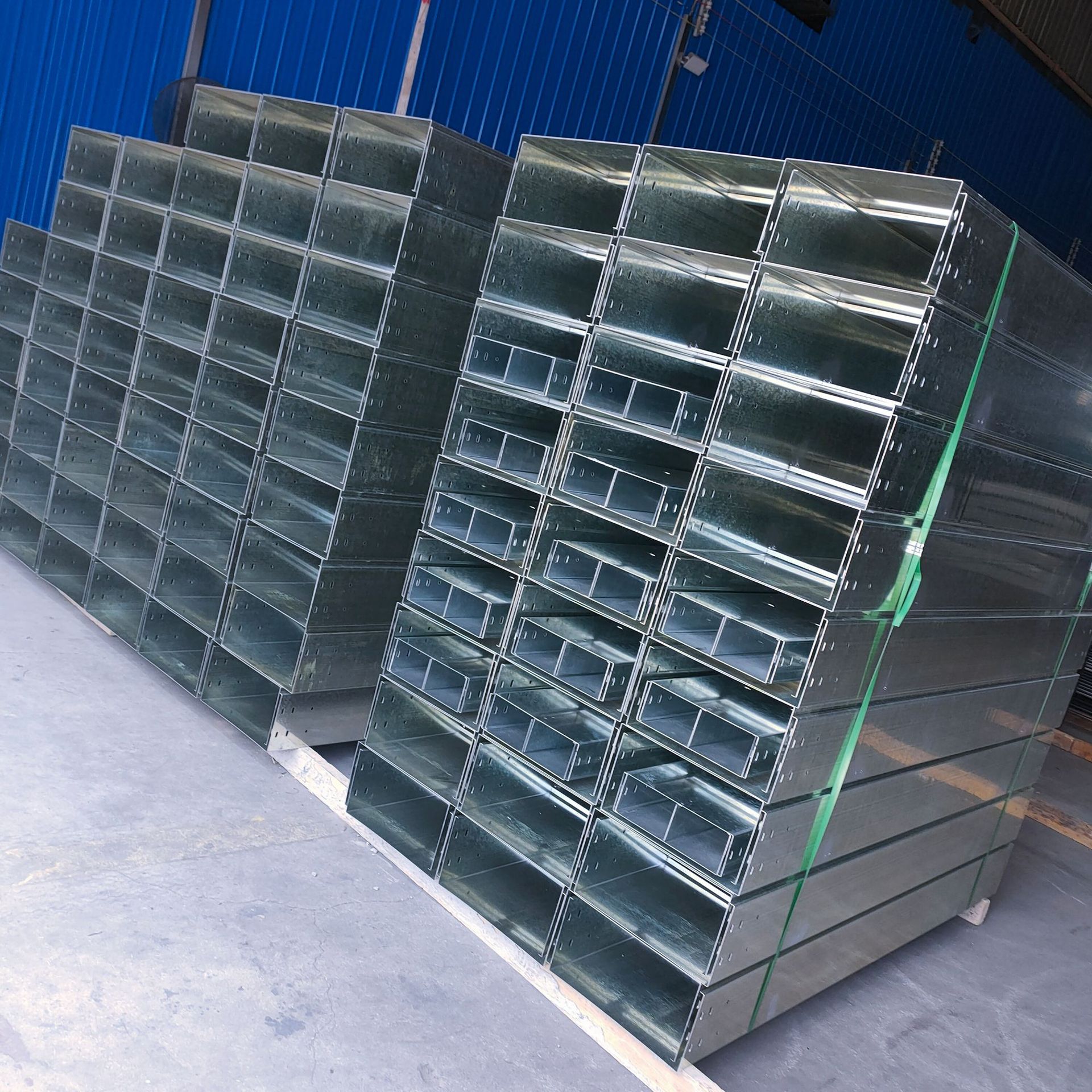 金黄色烤漆 镀锌桥架监护防火桥架 镀锌线槽槽式桥架工地电力电缆