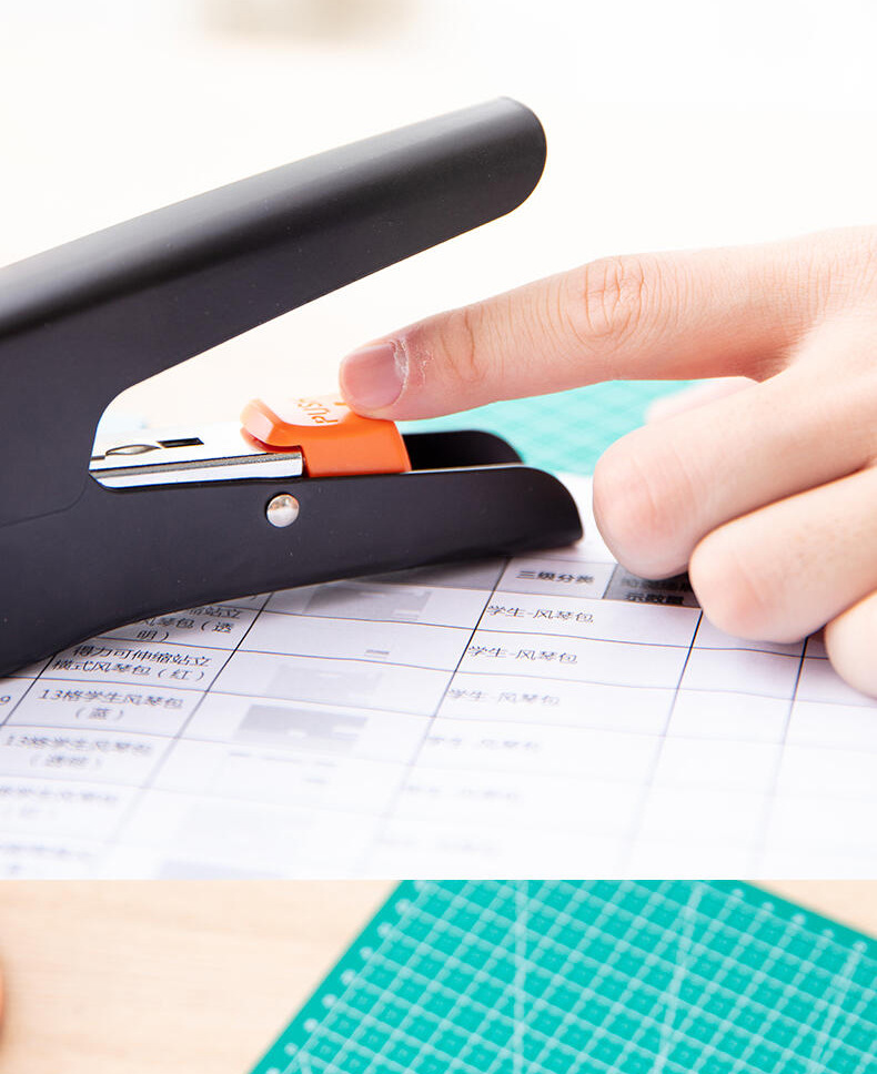 得力0358订书机装订器12号钉商务办公学生金属订书器办公用品