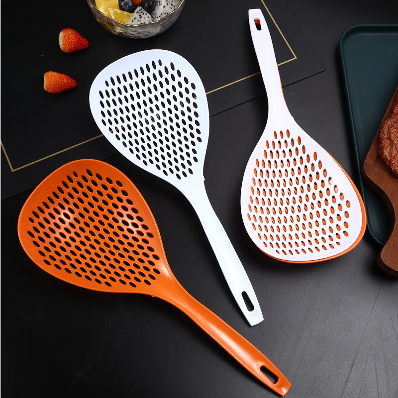 Internet Hot New Kitchen Japanese Household Big Strainer Plastic Pp Draining Long Handle Pasta Spoon Factory Wholesale Delivery