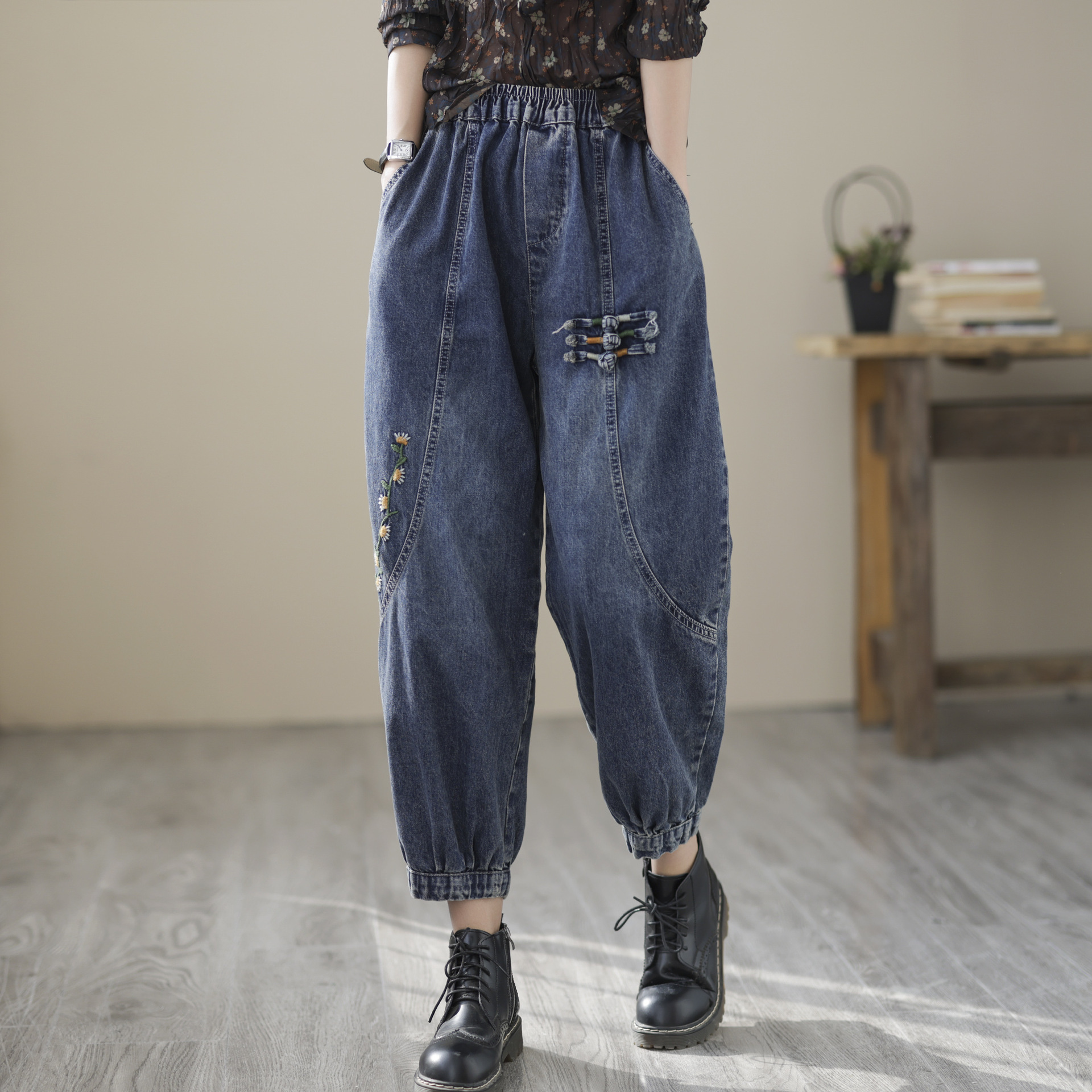 简梦2022春季新款大码九分裤女复古盘扣绣花水洗宽松牛仔哈伦裤潮