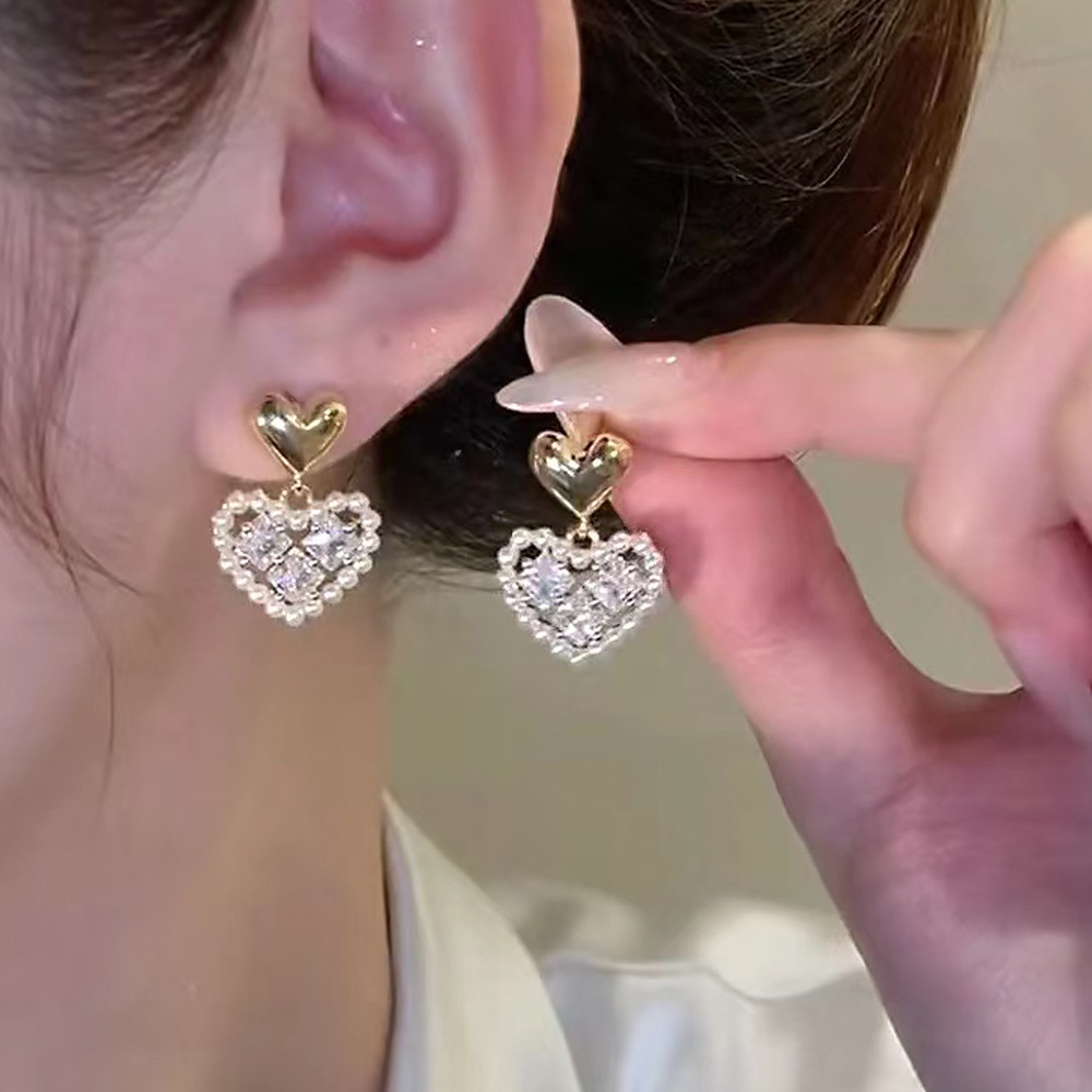 Autumn and Winter 2023 New Fashionable Elegant Earrings for Women Sterling Silver Needle High-Grade Peach Heart Earrings Personality Pearl Earrings