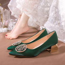 婚鞋女粗跟2024春季新款珍珠秀禾婚纱两穿绿色尖头结婚中跟新娘鞋
