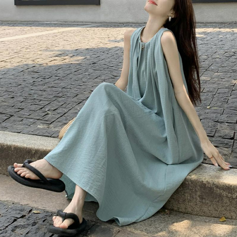 2024年新款韩版浅蓝色海边度假吊带连衣裙女夏季宽松沙滩长款裙子
