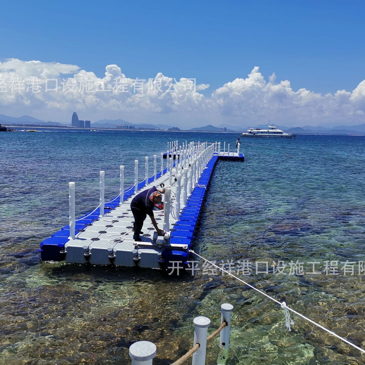 水上摩托艇码头停靠 海上冲浪浮桥 塑料浮筒浮台靠船游艇泊位码头
