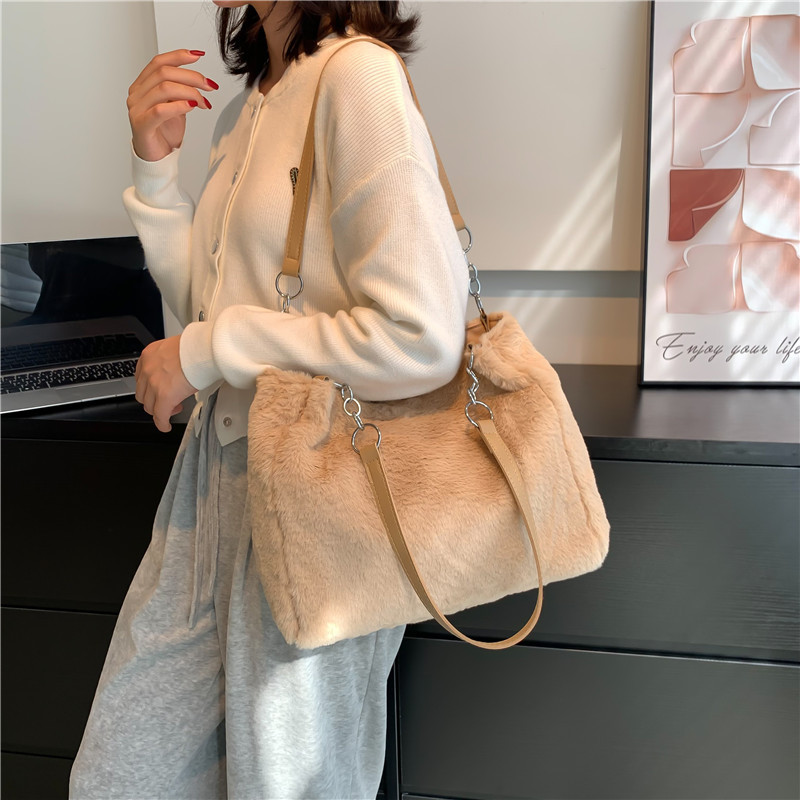 Foreign Trade Popular Simple Sense Small Bag Female 2022 New Autumn and Winter Texture Furry Messenger Bag Handbag