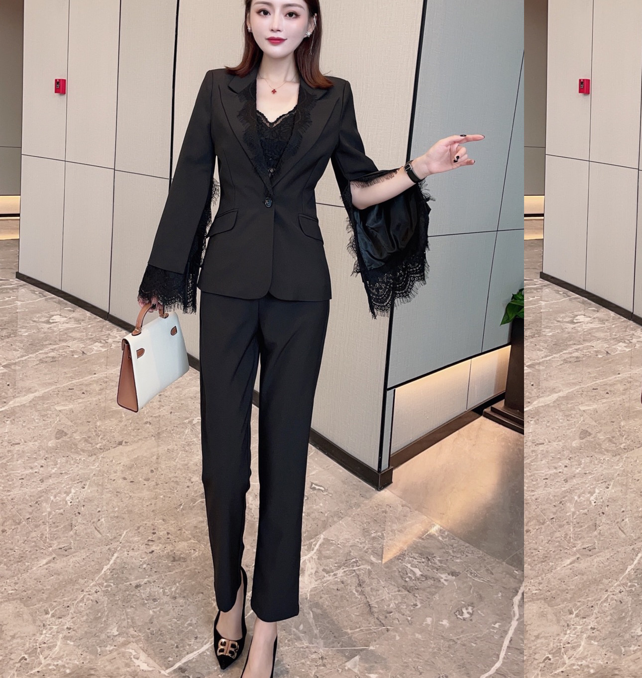 施薇靓 巴黎宫殿～自线 珍藏版重工蕾丝撞色西装细节控必入外套黑天鹅