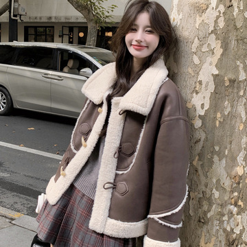 美拉德牛角扣皮毛一体机车服女小个子冬季新款加厚短款羊羔毛外套