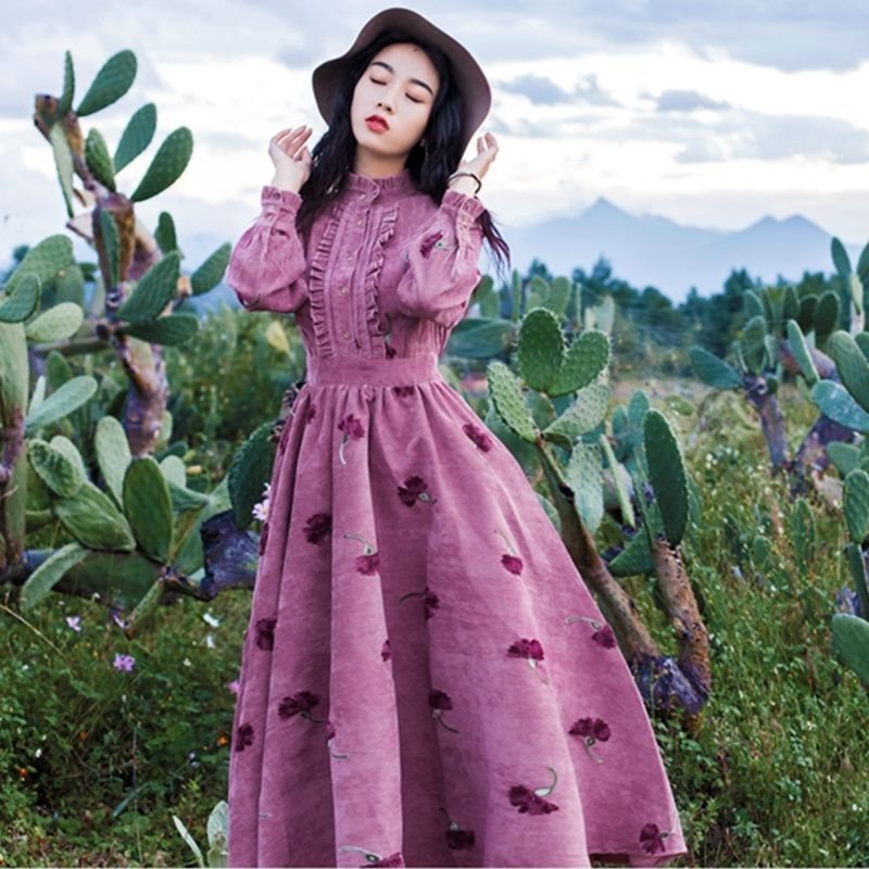 民族风复古灯芯绒紫色刺绣绣花连衣裙女大摆长裙复古文艺旅游云南