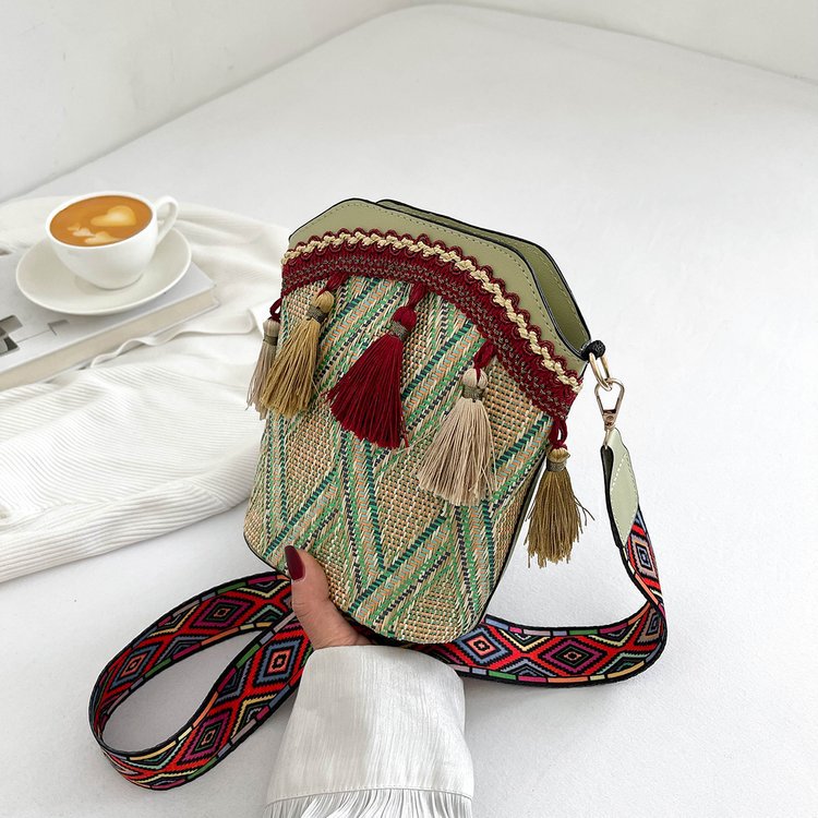 Women's Bag 2023 New Women's Chic Bag Shoulder Bag Korean National Style Tassel Crossbody Small Bag Women's Bucket Bag