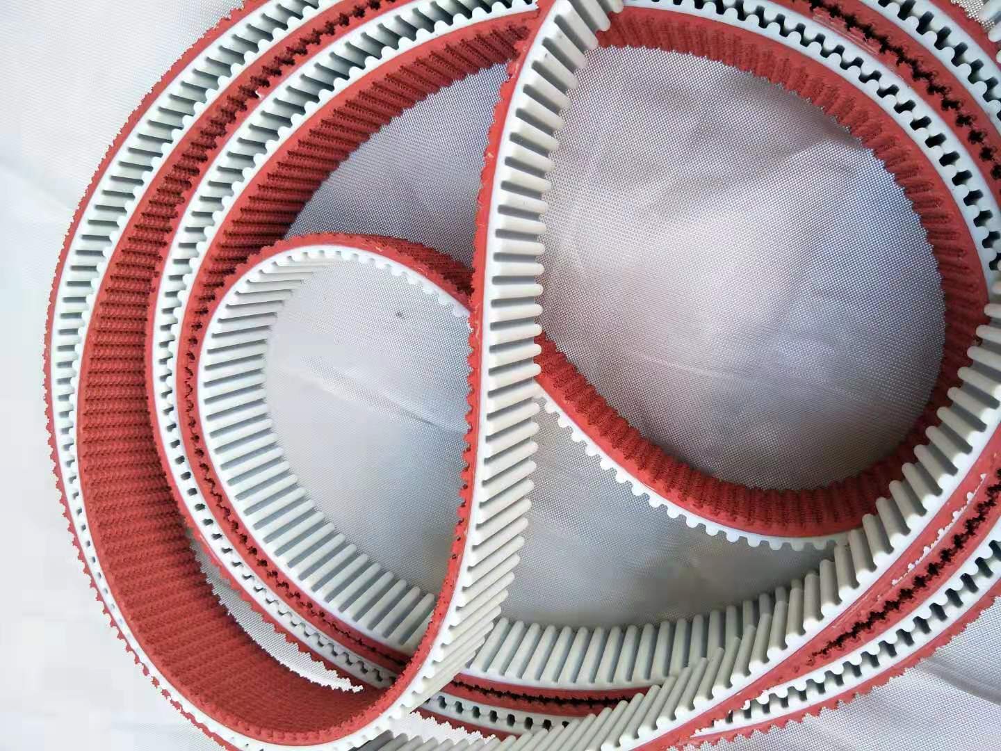厂家供应工业皮带红色橡胶花纹爬坡带pu同步带加花纹聚氨酯齿形带