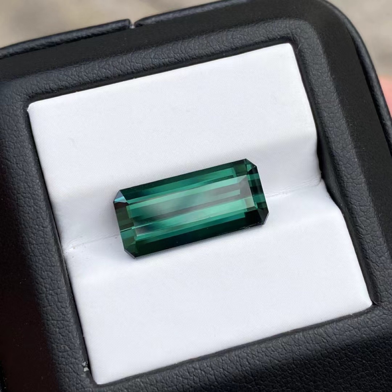 长方形电光绿碧玺 8.6ct 8.4x17.