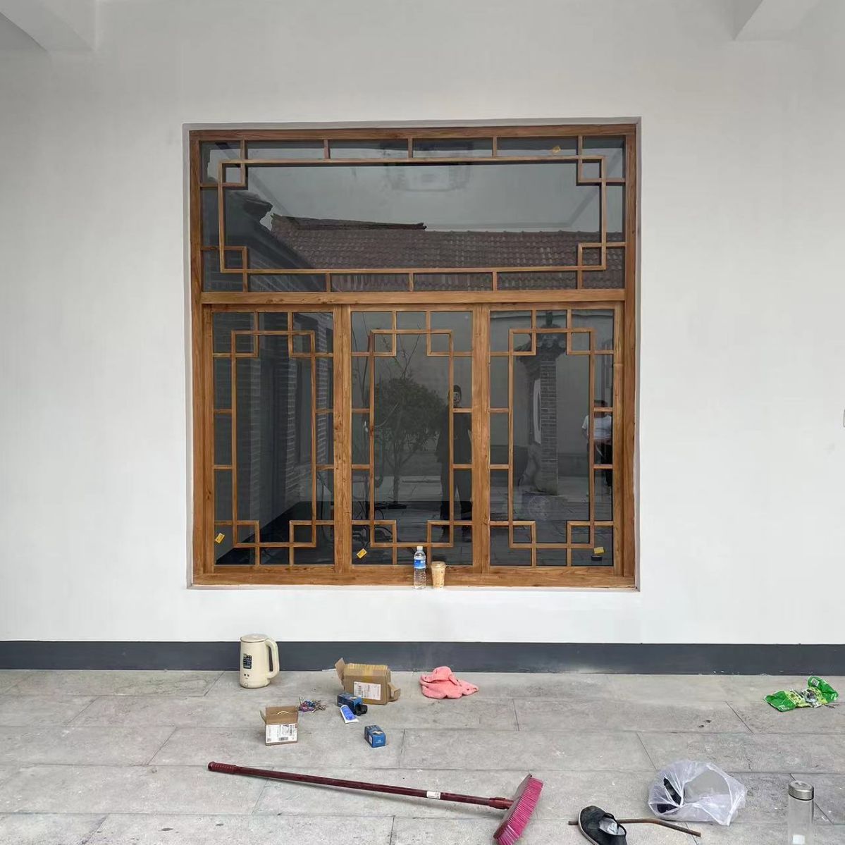 厂家直销新中式窗户实木门窗花格农村民宿装修镂空木雕老榆木门窗