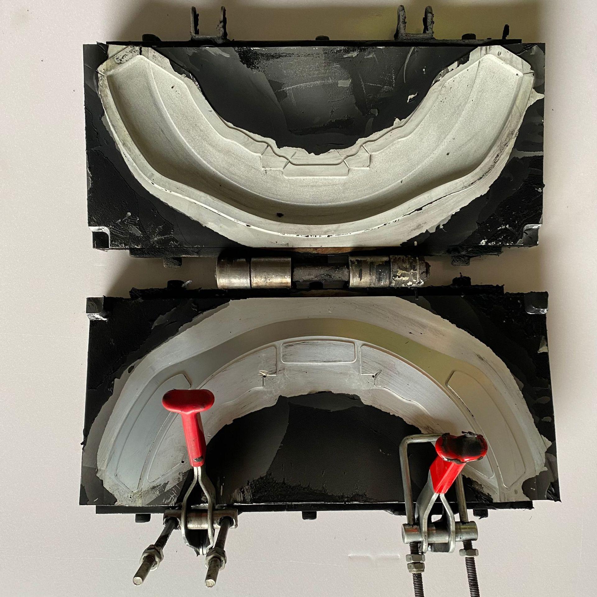 东莞精密优质聚氨酯发泡自结皮模具座垫模具带水循环模具制造