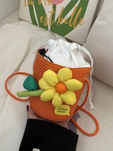 夏天迷你小包包2024新款可爱花朵编织水桶包海边度假风单肩斜挎包