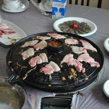 韩式铸铁漏油烧烤盘拱形烤肉盘铁板烧商用锅盖烤盘家用煎锅燃气用