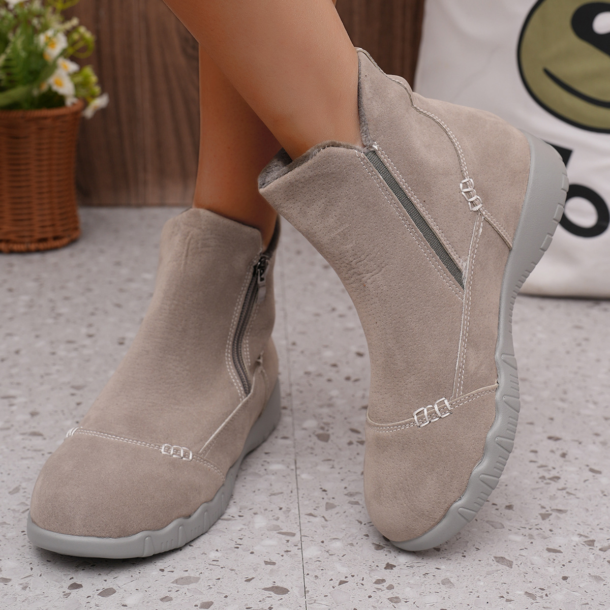 外贸款棉鞋女冬季加绒保暖中老年人大码短靴加厚防滑平底雪地靴女