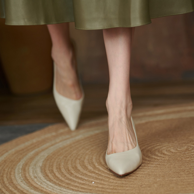 米白色小码高跟鞋女2022春季配裙子尖头细跟浅口黑色职场气质单鞋