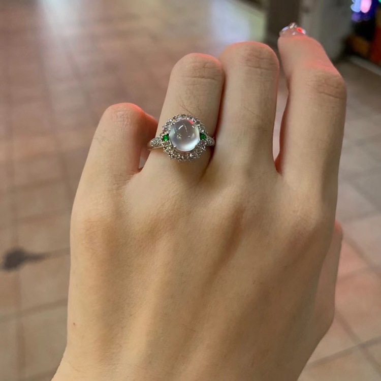 18k白金陪钻石镶嵌天然缅甸a货高冰玻璃种白冰蛋面戒指女款送证书