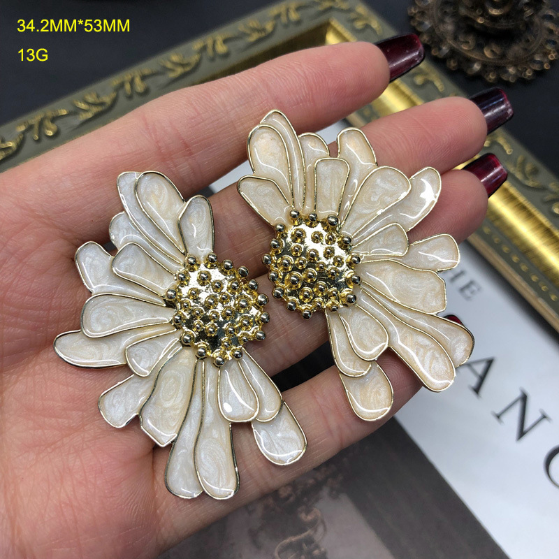 White Flower Brooch Ear Studs Three-Dimensional Flower Brooch Pin Silver Stud Earrings Ornament Western Mid-Ancient Earrings