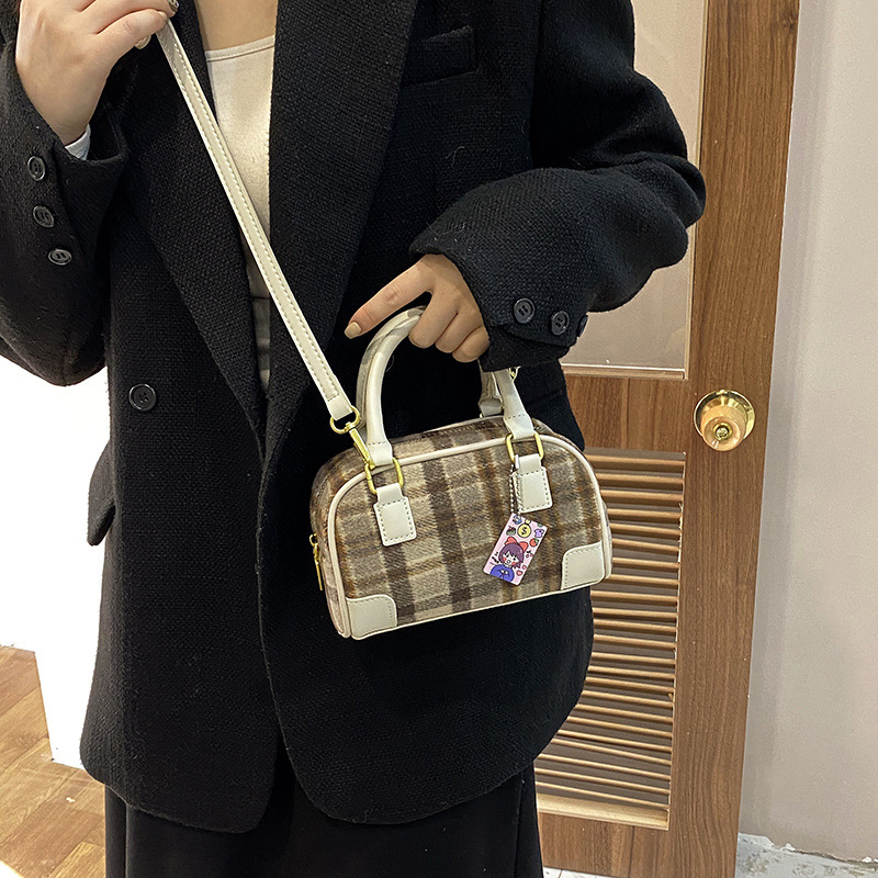 French Fashion Hand-Carrying Bag 2022 New Winter Plaid Woolen Elegant Shoulder Small Internet Red Crossbody Women's Bag