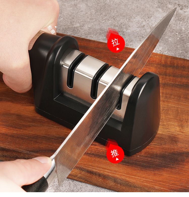 右边, 是2个陶瓷小磨轮,用于刀具日常护理和磨刀的光亮.