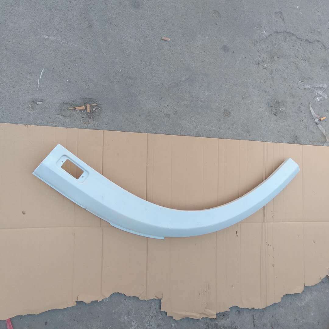 联合重卡驾驶室前叶子板前轮眉装饰板