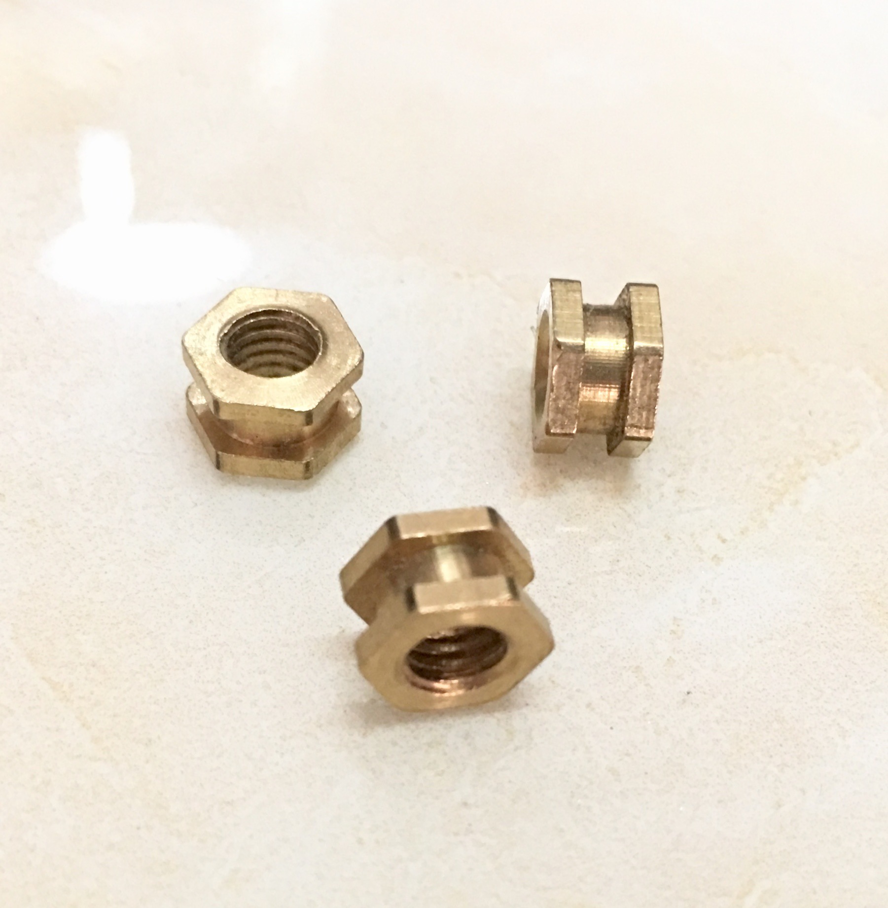 六角蕾丝开槽盲孔通孔铜嵌件圆螺母帽 注塑预埋件 异型铜粒配件