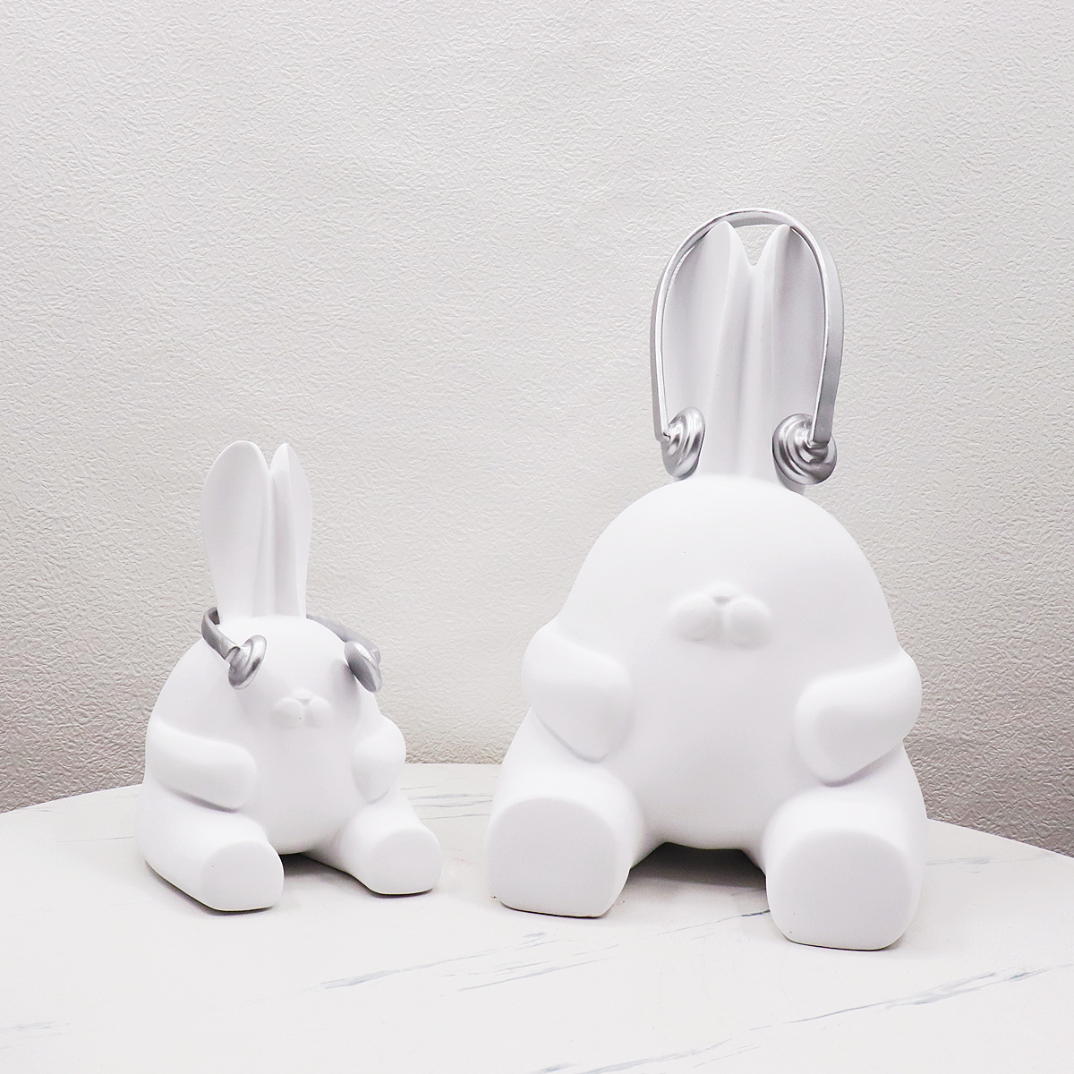 现代极简北欧卡通白色戴耳机兔子饰品样板间客厅儿童房售楼处摆件