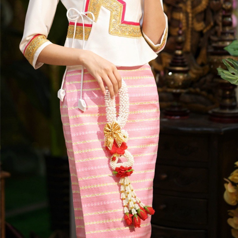 傣族服装休闲女士套装白色精致设计款上衣粉色织金莲花条纹筒裙