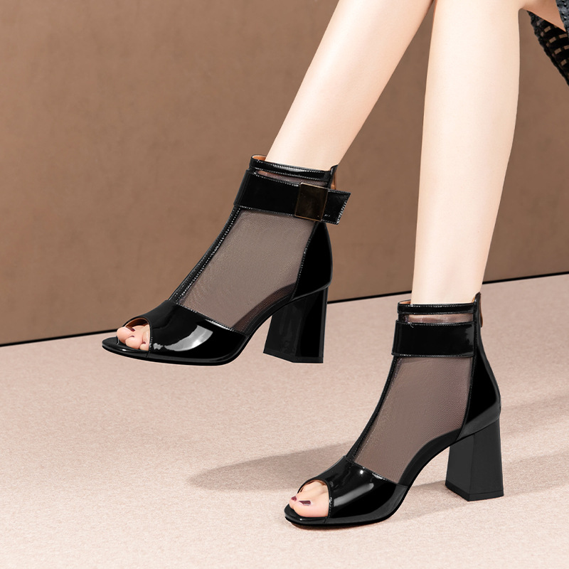 鱼嘴网纱粗跟凉鞋女夏2023新款黑色镂空高跟皮带扣漆皮罗马女凉靴