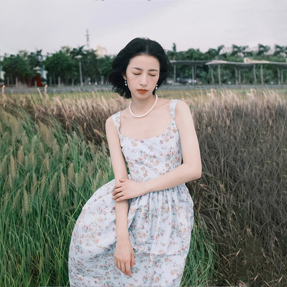 周雨彤同款 2022夏季新款时尚清新碎花背心裙中长款气质连衣裙女
