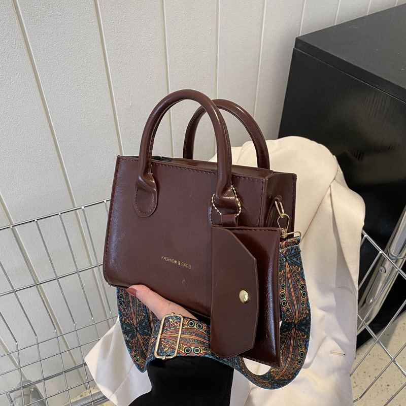 Bag Women's Bag 2023 New Wide Shoulder Strap Small Square Bag Simple Handbag Shoulder Bag Niche Messenger Bag