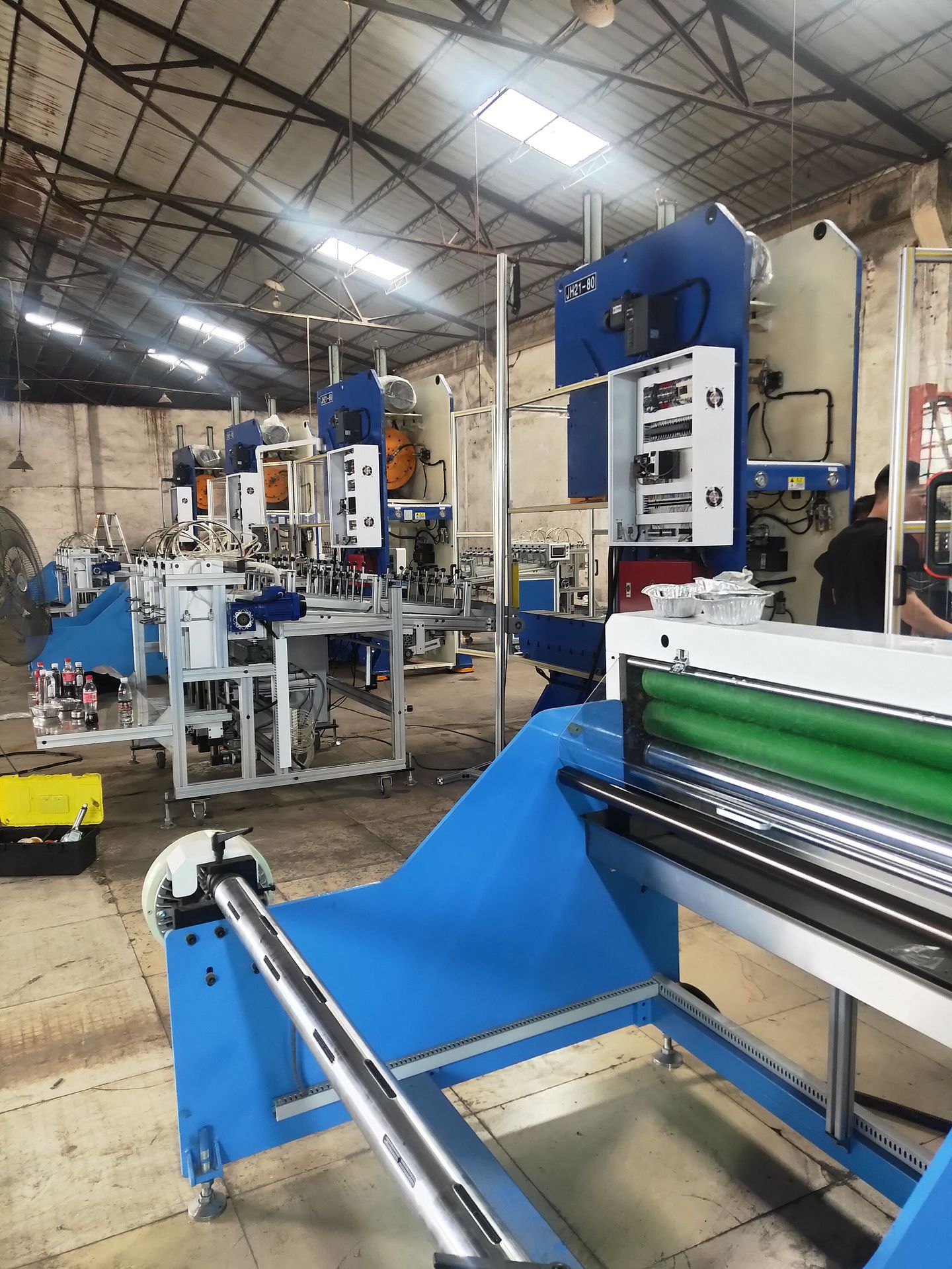 航空餐盒生产线  锡纸餐盒生产设备  全自动无皱铝箔餐盒机器