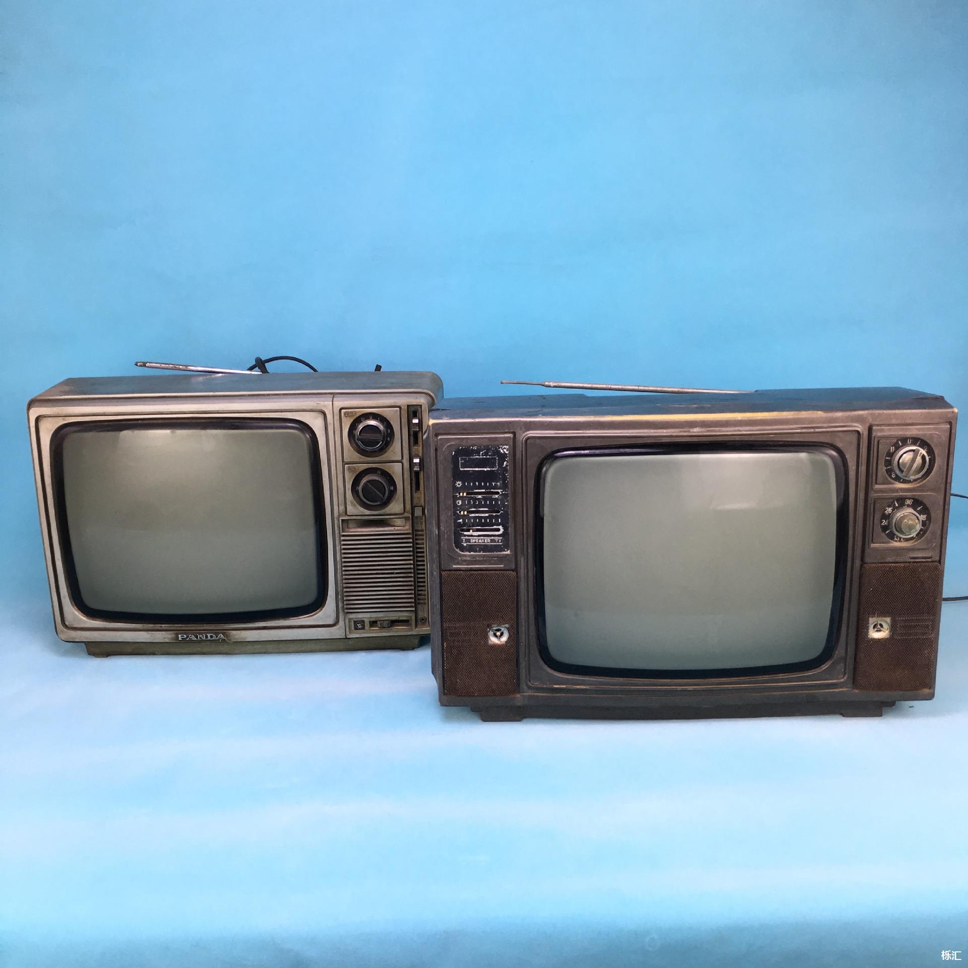 吧台年代老式装饰摆件黑白酒馆拍照酒吧电视机80服装店老港风物件