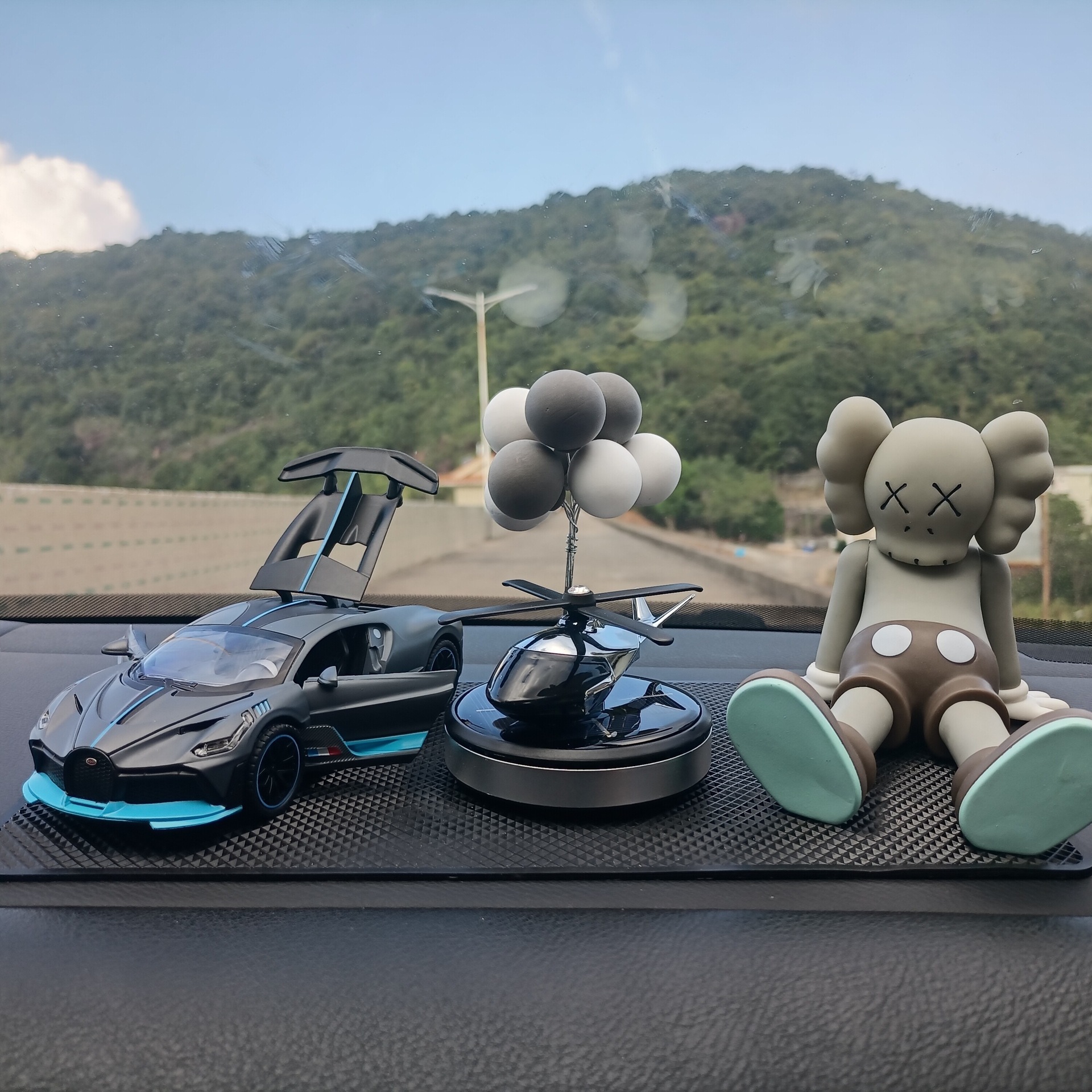 2023新款网红太阳能汽车摆件高档男中控台车载香薰个性车内装饰品