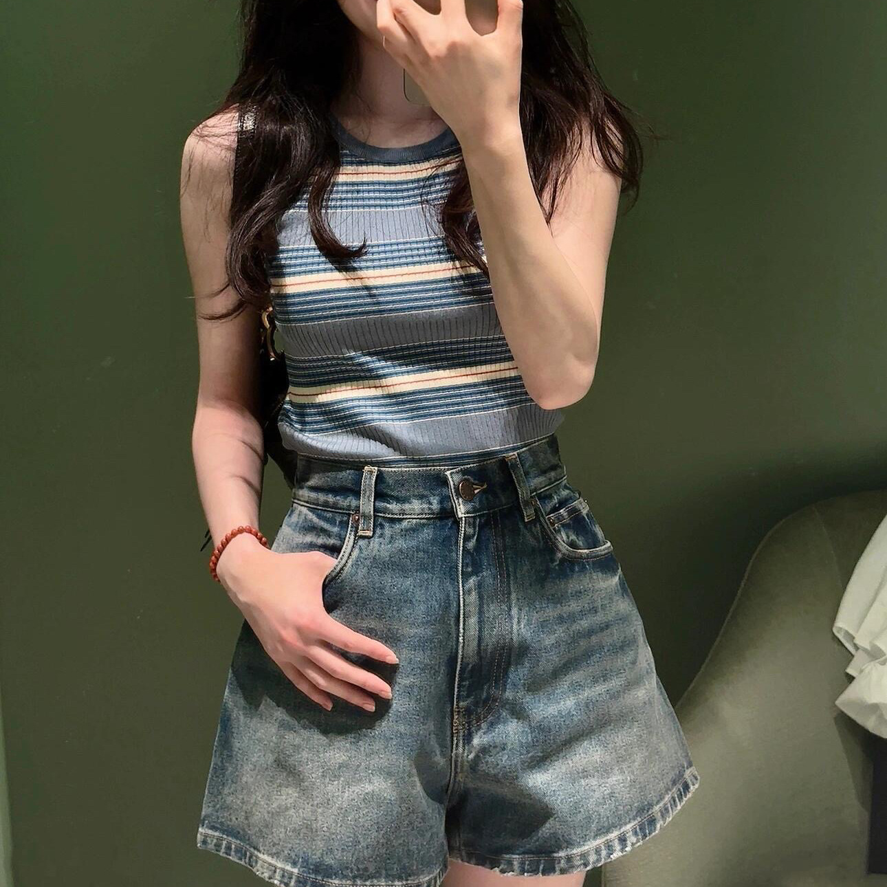 2025夏季新款时尚简约三角标贴饰条纹弹力棉针织背心无袖上衣女潮