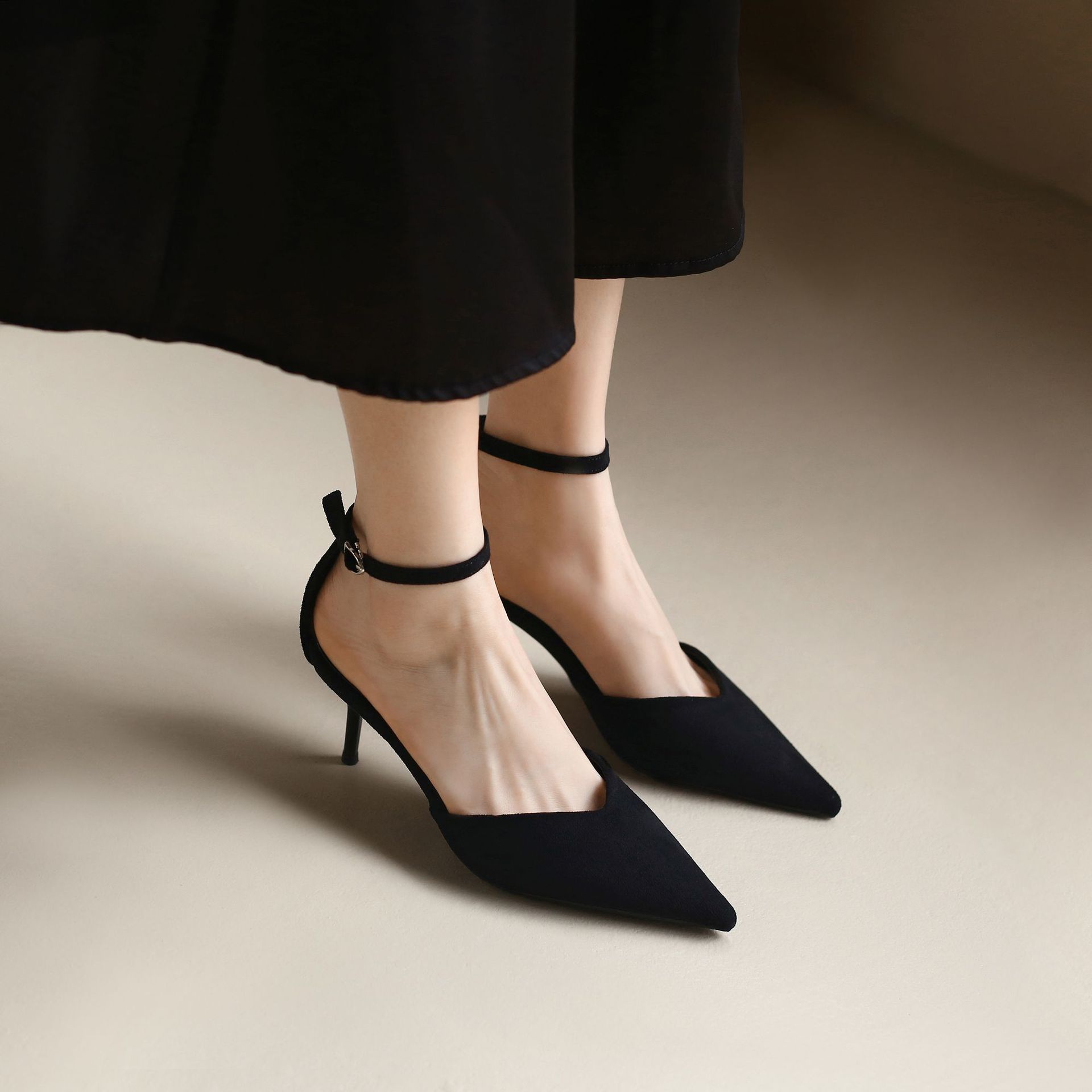 2022夏新款一字带尖头细跟羊翻皮中空单鞋仙女风简约高跟包头凉鞋