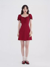 方领泡泡袖连衣裙女夏2024新款法式设计感收腰显瘦红色短款a字裙
