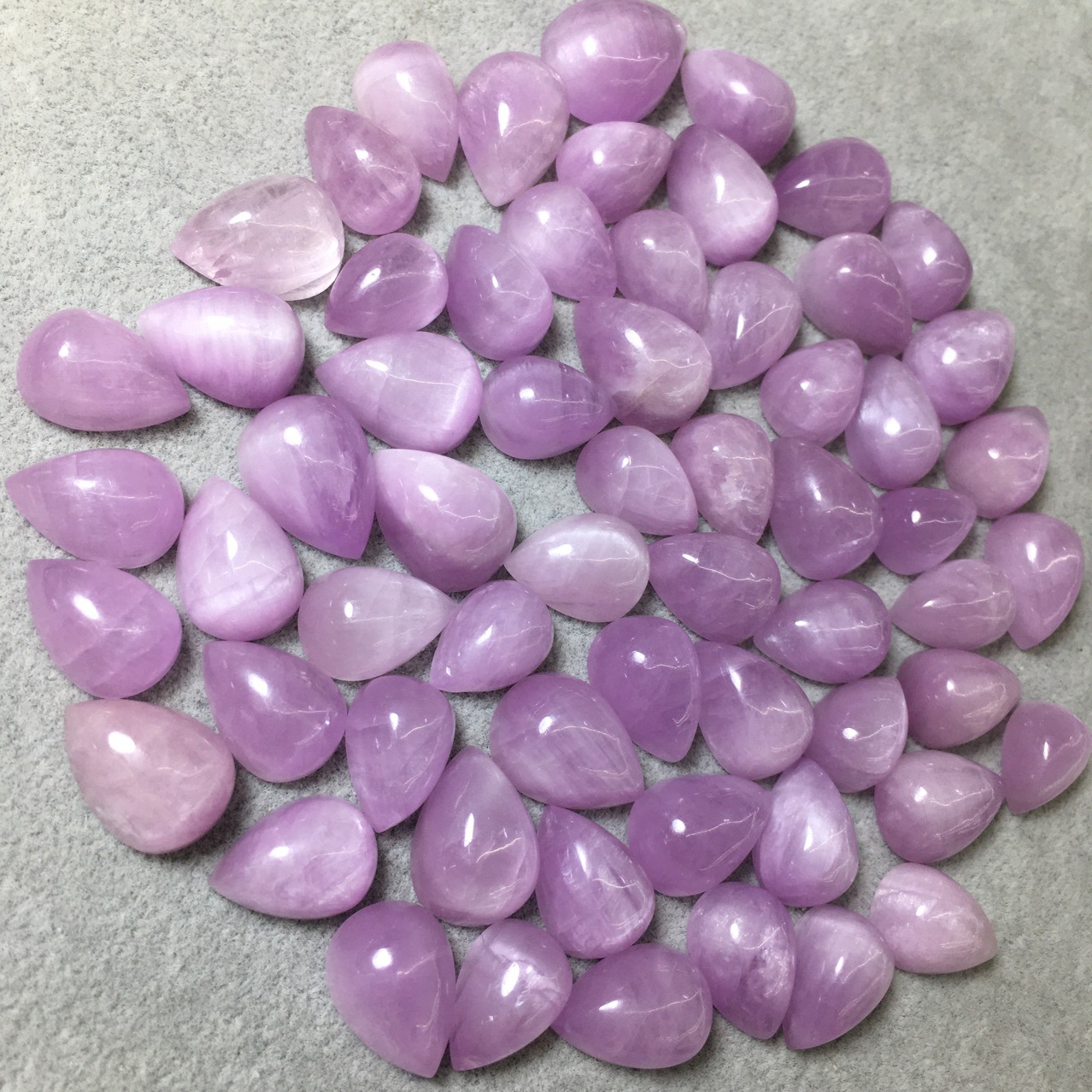 紫锂辉水滴吊坠 色泽粉紫鲜艳 猫眼效应明显 无杂裂 品质如图