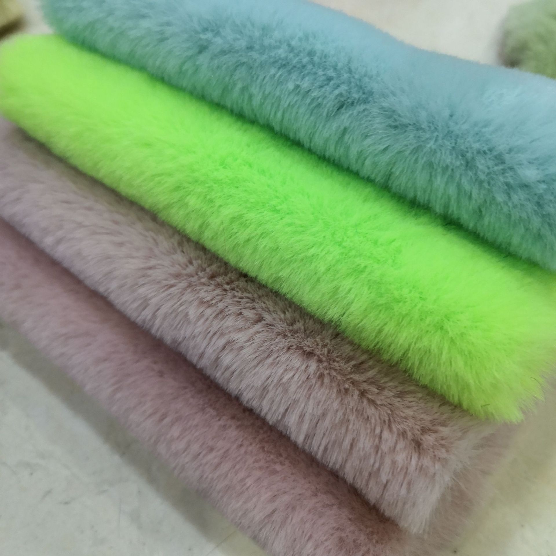 现货800克大兔毛 濑兔毛 加厚经编仿兔毛面料 服装箱包围巾面料