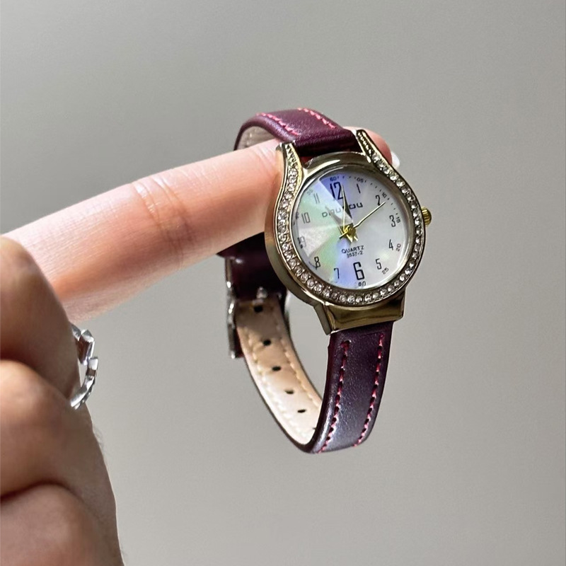 安可拉红手表女款时尚式女士小众轻奢巧学生高级感复古皮表石英表