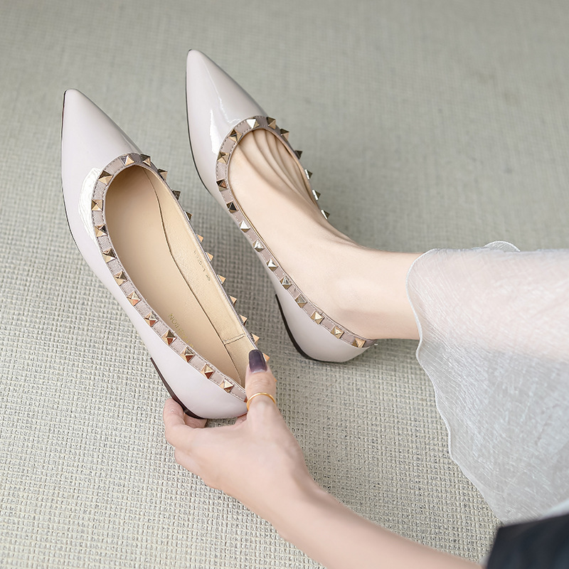 铆钉平底单鞋女网红v家尖头浅口船鞋休闲包头单鞋2024新款工作鞋