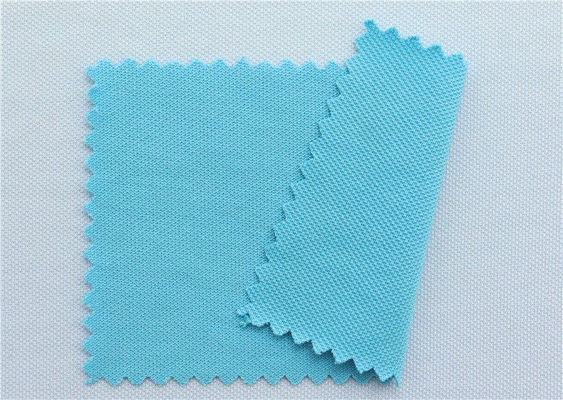 9米/kg*织造工艺:丝光珠地*成分:48%棉52%涤纶*克重:185g*幅宽:183cm*