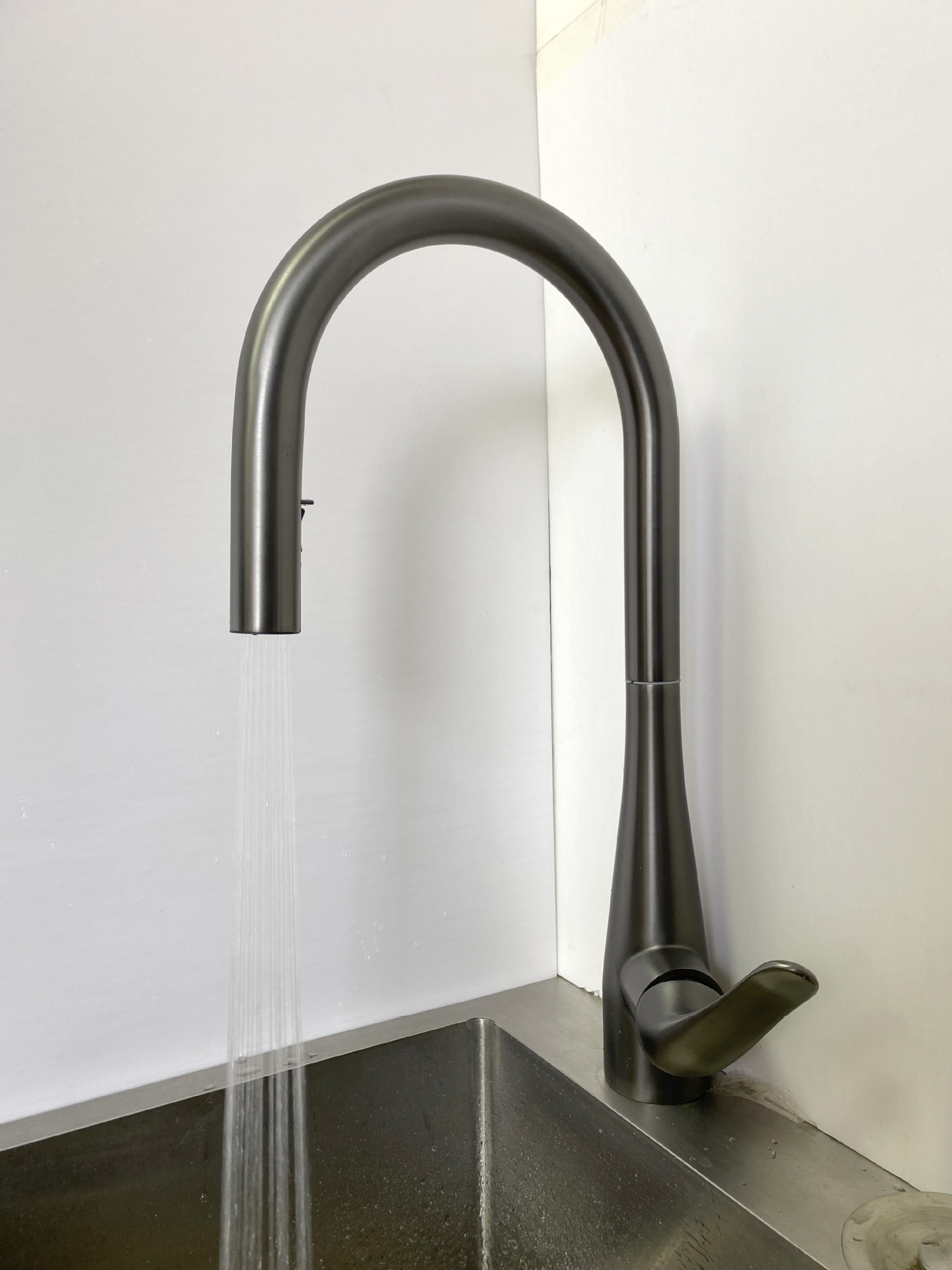 冷热厨房抽拉灰色水龙头