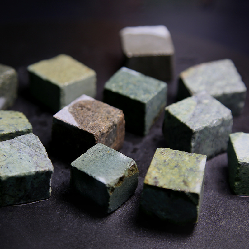 新疆五彩湾硅碳晶绿角砾绿天宝能量陨石切块泡茶煮饭石泡酒切块